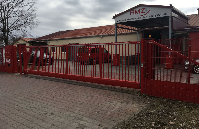 INOVA Hofschiebetor ESI mit Personentüre und Kennzeichenerkennung